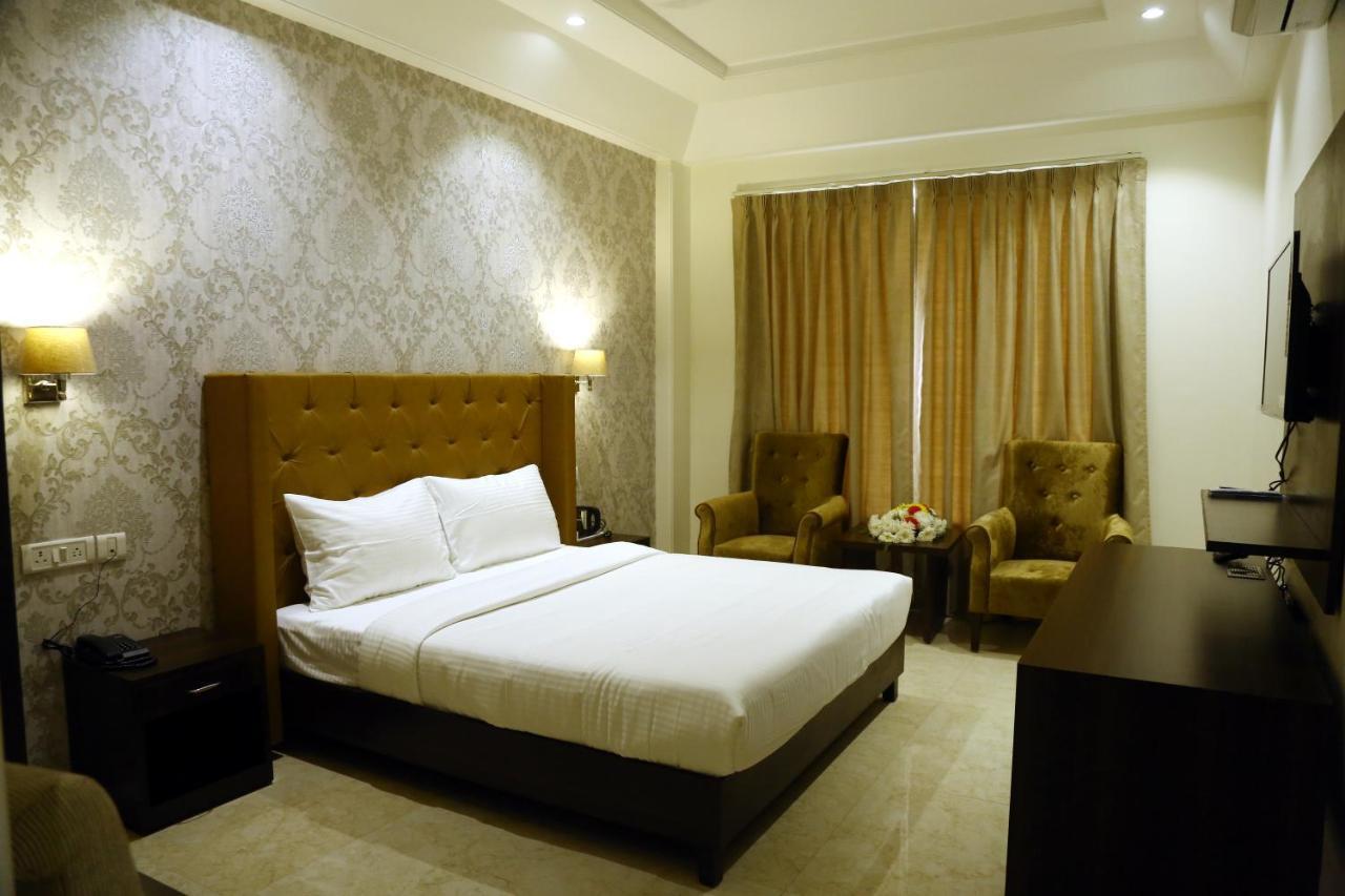 Awadh Inn Noida Exterior foto