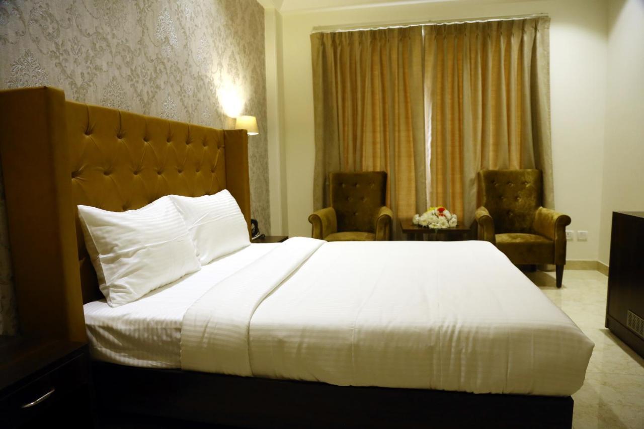 Awadh Inn Noida Exterior foto
