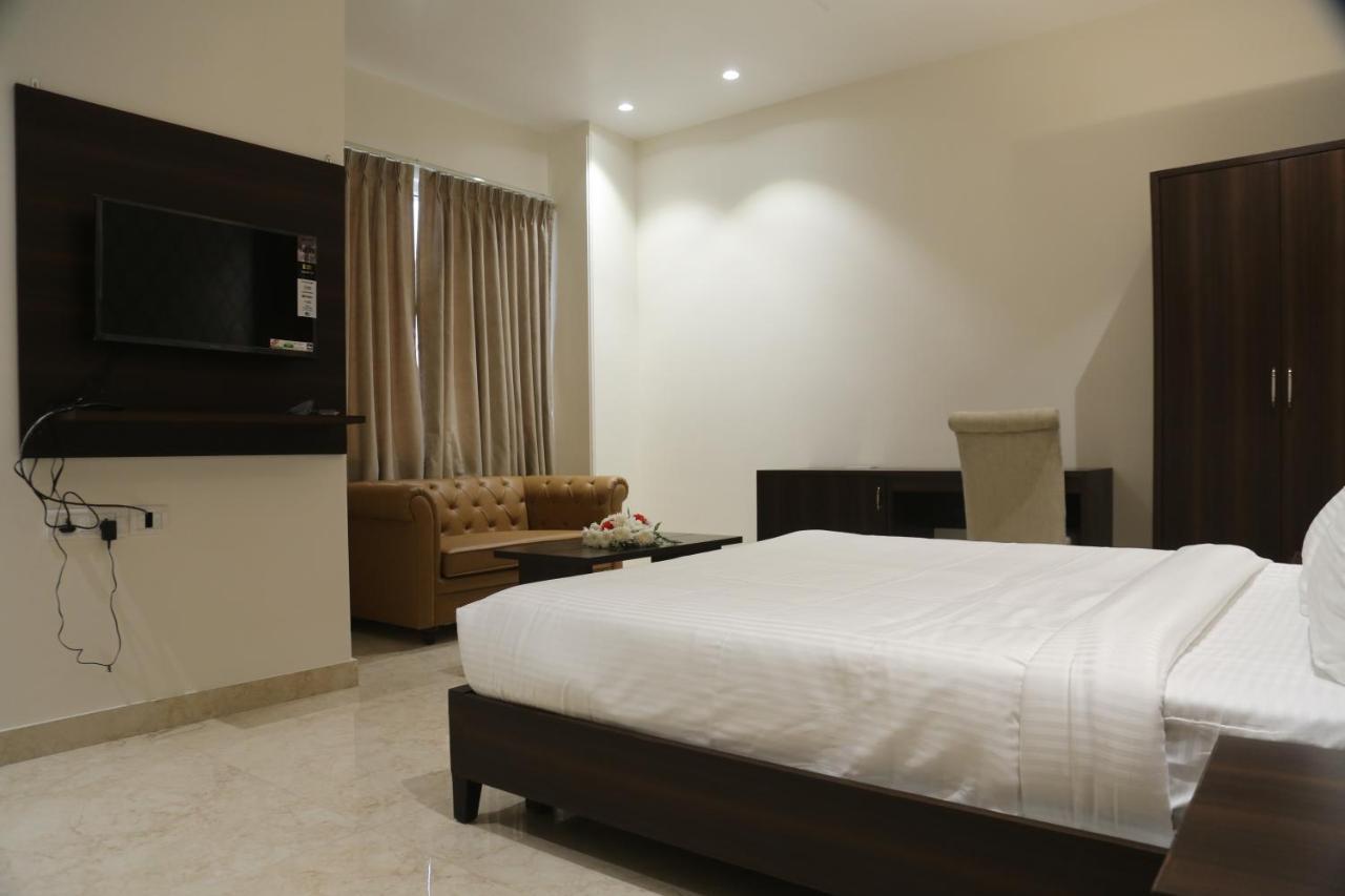 Awadh Inn Noida Exterior foto