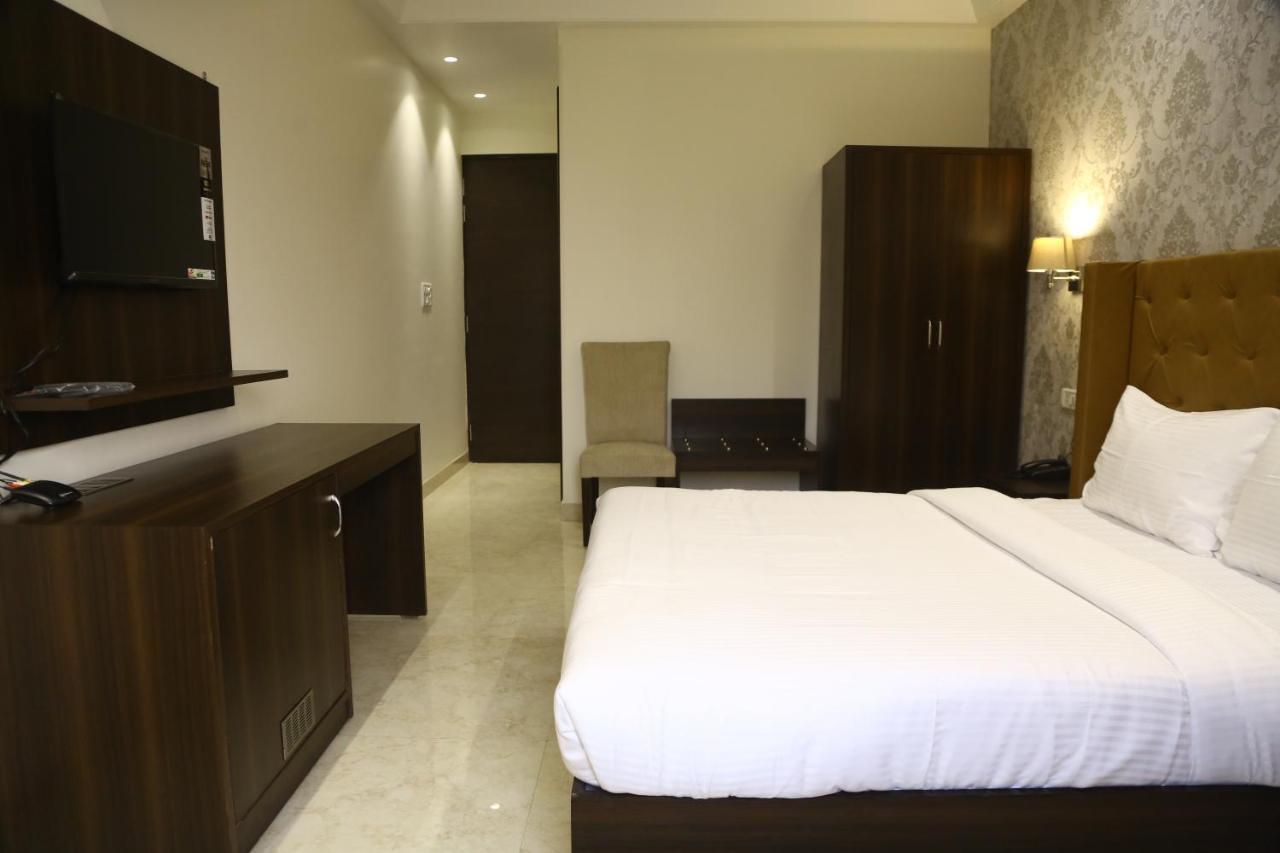 Awadh Inn Noida Exterior foto
